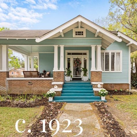 Circa Old Houses on Instagram: "Symmetry is overrated — behold this porch!! 😍⁠ ⁠ c. 1923 • $249,000 • 466 Michigan Avenue, Mobile, AL⁠ With Christy Gustin of Bellator Real Estate⁠ 📧 cgustin@goBellator.com 📞 (251) 508-7952⁠ ⁠ From the listing: Circa 1923 Craftsman bungalow home in the Leinkauf Historic District! A beautiful wrap around porch awaits off the main living area 12.5 x 12.5 , which works well as the seller’s dining room. There is the original mantle area with a working gas fireplace 1920s Bungalow Exterior Color Schemes, Wrap Around Porch Bungalow, Craftsman With Wrap Around Porch, Bungalow Living Room Ideas, Craftsman Bungalow Addition, 1910 Craftsman Home Exterior, Craftsman Bungalow Porch, Modern Craftsman Bungalow, 1920s Craftsman Bungalow Exterior