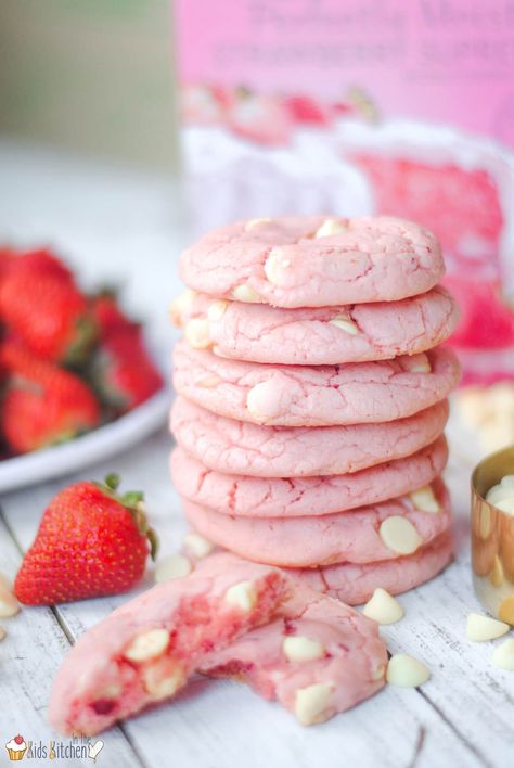 Best pink cookies for your pink dessert table Tasty Casseroles, Cookies With White Chocolate Chips, Strawberry Cake Mix Cookies, Pink Dessert Tables, Cookies With White Chocolate, Strawberry Cake Easy, Strawberry Treats, Pink Desserts, Kids Baking