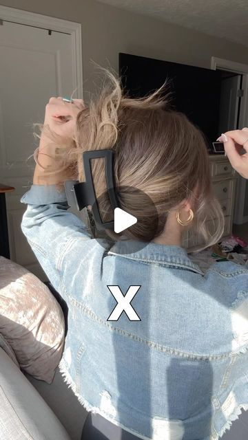 Brooke Roundy Hair Tips Makeup Tips on Instagram: "Cutest claw clip hack as we tie up fall sports! Can’t believe it’s coming to an end! 
Follow @blushbasics xoxo" Claw Clip Tutorial, Fall Sports, Claw Clip, Cut And Style, Hair Hacks, Makeup Tips, Hair Cuts, Hair, Color