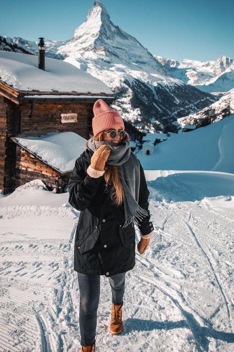 Mode Au Ski, Winter Outfits Snow, Snow Photoshoot, Winter Boots Outfits, Wild Lion, Winter Travel Outfit, Stylish Winter Outfits, Snow Trip, Snow Outfit