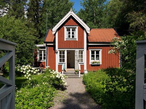 A Fairytale Swedish Summer Cottage / Plus Camp Adventure, Denmark Cottage Kitchen Renovation, Cottage Photography, My Scandinavian Home, Swedish Summer, Swedish Cottage, Pretty Cottage, Swedish House, Rural Retreats, Cottage In The Woods