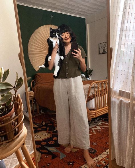 Bohemian Home Decor | Bedroom Warm Colors | Dark Green Wall | Spring Summer Transitional Outfit | Secondhand Used Cropped Button-down Olive Green Linen Top | Only Child Beige Cream Wide Leg Linen Pants | Rescue Tuxedo Cat | Mirror Outfit Selfie Bedroom Warm Colors, Olive Linen Pants Outfit, Olive Linen Pants, Green Summer Outfit, Cat Mirror, Wide Leg Pants Summer, Break From Social Media, Linen Pants Outfit, Dark Green Walls