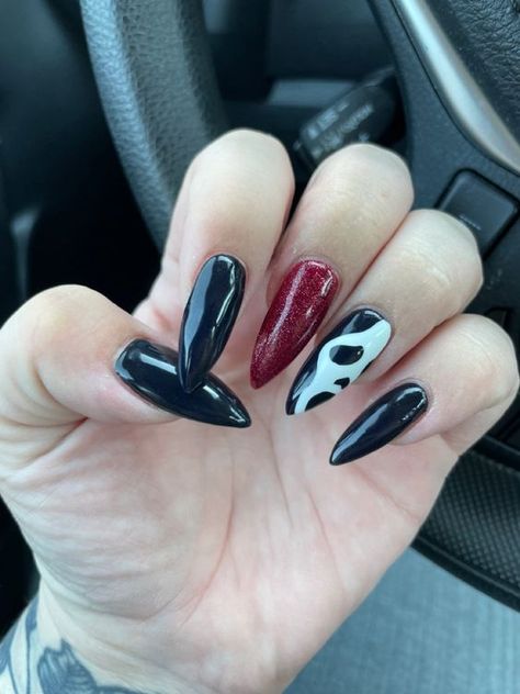 Nails Acrylic Ghost Face, Acrylic Nails Halloween Simple, Horror Nails Almond, Nail Designs Ghost Face, Simple Ghost Face Nails, Easy Ghost Face Nails, Simple Ghostface Nails, Horror Nails Easy, Ghostface Nails Almond