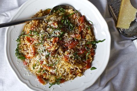 One-pan, hands off, ridiculously good farro that doesn’t taste [sotto voce] “wholesome” at all, hooray. Smitten Kitchen, One Pan, Meatless Meals, One Pot Meals, Pretty Food, Pot Recipes, Tomatoes, Main Dishes, Side Dishes