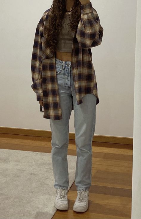 Outfits With A Flannel Jacket, Skater Flannel Outfits, Warm Flannel Outfits, Flannel 90s Outfit, Flanal Outfits For School, Flanel Outfit Aesthetic, Womens Flannel Outfit, Winter Flannel Outfits, Flannel Outfits Girl