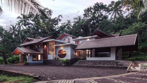 Kerala: This 20-year-old bungalow brings together the past and the present Kerala Traditional House, Contemporary Bungalow, Farmhouse Style Exterior, Indian Home Interior, Kerala House Design, Kerala Houses, Village House Design, House Elevation, Concept Architecture