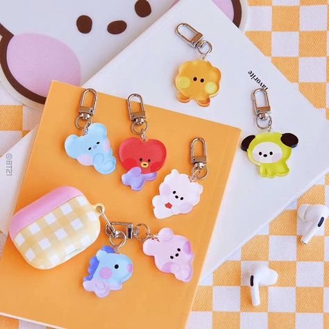 Acrylic Keyring, Cute School Stationary, Stationary School, Cute School Supplies, Birthday Wishlist, Cute Keychain, Line Friends, Diy Keychain, Cute Pins