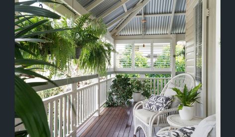 Minimalist Decorating, Front Porch Plants, Minimalist Dekor, Front Verandah, Gravity Home, Front Porch Ideas Australia, Pink Lake, Balcony Plants, Front Porch Ideas Curb Appeal