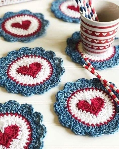 Crocheted Coasters, Crochet Coaster Pattern, Mode Crochet, Valentines Crochet, Crochet Granny Square, Crochet Fashion Patterns, Crochet Square Patterns, Square Crochet, Crochet Heart