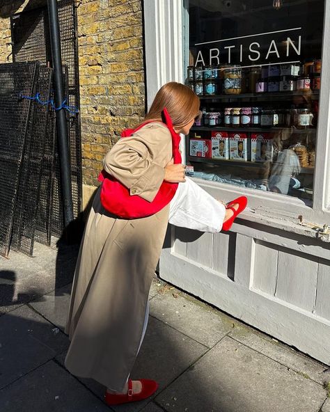 Beige Trench Coat Outfit, Red Bag Outfit, Red Ballerinas, Autumn Sun, Casual School Outfits, Spring Street Style, Hottest Fashion Trends, Coat Outfits, Casual Chic Style