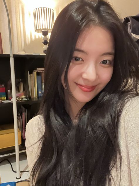 read 📌 on Twitter: "[9:19PM KST] 🍯💭 https://t.co/mpi4aJluds" / Twitter Princess Lia, Chuncheon, Lia Itzy, Instagram Update, Korean Girl, South Korean Girls, Kpop Girls, Black Hair, Girl Group