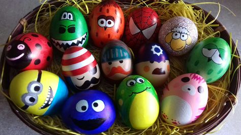 Easter eggs: dinosaur.. spiderman.. minion.. sheep.. policeman.. pirat.. frog.. coockie monster.. owl Dinosaur Spiderman, Recycling For Kids, Rock Painting Supplies, Egg Ideas, Painted Rocks Kids, Kids Money, Simple Mandala, Rock Painting Ideas Easy, Rock Painting Designs