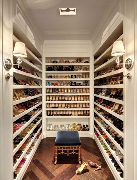 Shoes Closet, Dressing Room Closet, Amazing Closets, Shoe Room, Real Estat, Dream Closets, Cleaning Closet, Closet Inspiration, Walk In Wardrobe