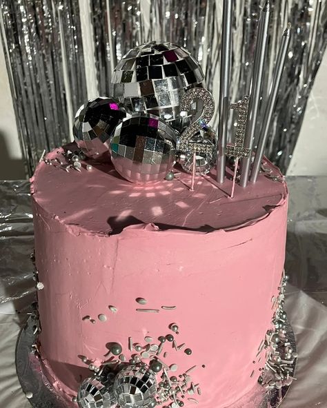 Disco Cake, 14th Birthday Cakes, Birthday Cake Decorating Ideas, Sweet Sixteen Birthday Party Ideas, 21st Bday Ideas, Disco Birthday Party, Bakery Food, Pink Birthday Cakes, Cute Birthday Ideas