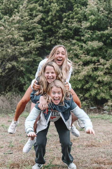 Best Friend Pictures Photo Shoots, Best Friend Fotos, Girlfriends Photoshoot, Sibling Photography Poses, Sibling Photo Shoots, Bff Pics, Sisters Photoshoot Poses, Sister Photography, Sister Poses