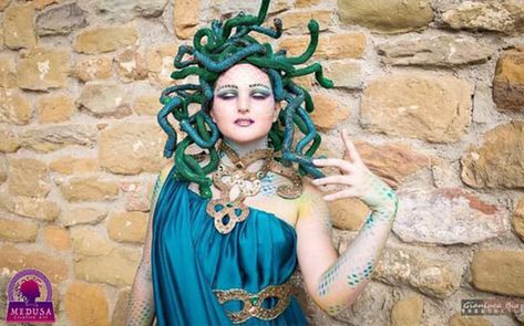 DIY Medusa Costume | maskerix.com Diy Spider Costume, Diy Medusa Costume, Medusa Wig, Medusa Halloween Costume, Medusa Headpiece, Medusa Hair, Medusa Snake, Medusa Costume, Halloween Mode