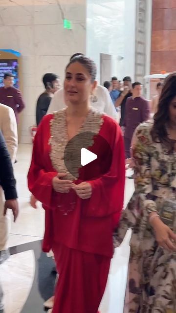 Kareena Kapoor Red Suit, Kareena Kapoor Dresses, Red Co Ord, Bollywood Glamour, Timeless Glamour, Anamika Khanna, Dakota Fanning, Kareena Kapoor Khan, Kareena Kapoor