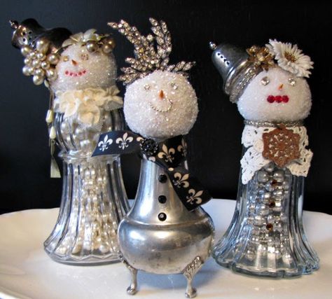 I love every tiny detail of these adorable winter people made from recycled salt and pepper shakers. The recycled rhinestone pins used as hats to the sparkly bling that the glass shakers are filled… Salt Shaker Snowman Diy, Salt Shaker Crafts, Terri Brush, Woodland Crafts, Winter People, Christmas Crafts Snowman, Diy Schneemann, Rustic Arrangements, Snow Men