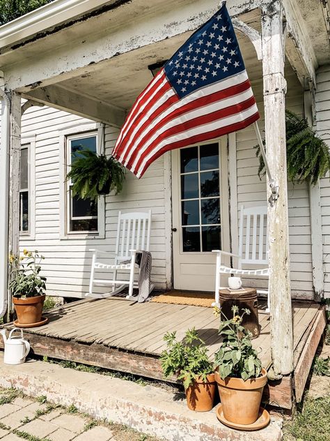 Long Porch Decorating Ideas, Country Porches Farmhouse, Simple Front Porch Decor, Kentucky Farmhouse, Farm Porch, Farmhouse Porches, Farmhouse Front Porch Decor, Country Porches, Front Porch Inspiration