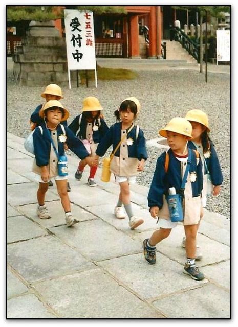 School children - brings back sweet memories of my daughters when we lived in Japan! Japan Kindergarten Uniform, Japanese Daycare, Japanese Childhood, Children's Day Japan, Japanese Elementary School, Kids Go To School, Japan School, Big School, Japanese Uniform