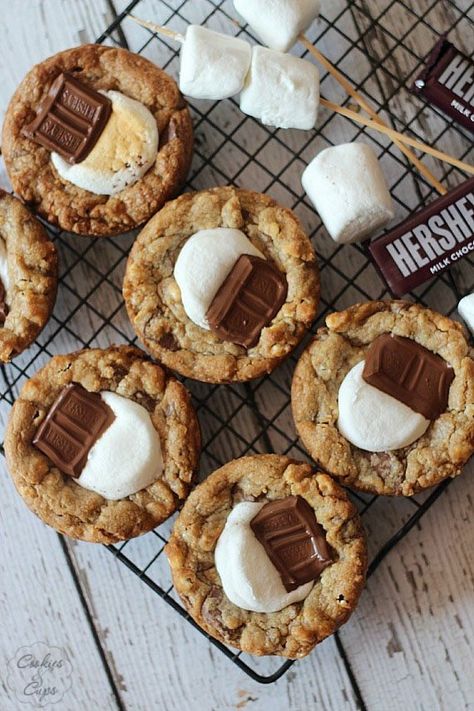 Stay warm inside this winter and enjoy s'mores all the while! These Deep Dish S'mores Cookies will blow you away - they may be even better than traditional s'mores! #smores #deepdish #cookies #smorescookies #marshmallowcookies #deepdishcookies Smores Cookies, Slow Cooker Desserts, Dessert Aux Fruits, Summer Meals, S'mores, Cookie Exchange, Yummy Sweets, Camping Ideas, Deep Dish