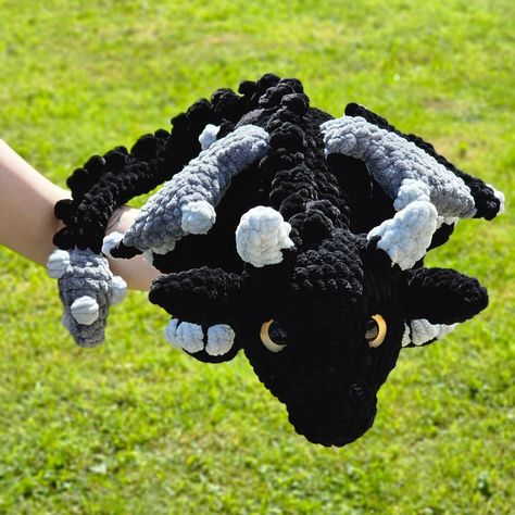 ✨️Tairn✨️ I made Tairn the Dragon from the Fourth Wing books for my sisters birthday! I was inspired to make this dragin after seeing @kp_crochetcreations and she has been aamzing at helping me! Pattern: Kaida the Dragon by @tashascrochetnook Hook: 8mm Yarn: Premier XL from @flossiesplace Eyes: 30mm made By @kp_crochetcreations #dragon #fourthwing #crochetdragon #tairn #crochetdragon #crochet #amigurumi Fourth Wing Crochet, Wing Crochet, The Fourth Wing, Wings Book, Crochet Dragon, Fourth Wing, Market Stall, Sister Birthday, Yarn Crafts