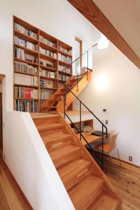 Here are some creative ways to incorporate #BookStorage in & around stairs! #InteriorDesign http://www.home-designing.com/under-stairs-shelf-ideas-for-book-storage?utm_source=&utm_medium=&utm_campaign=&utm_content= تحت الدرج, Stair Shelves, Cool Bookshelves, Stair Case, Home Library Design, Stair Storage, House Stairs, Staircase Design, Home Library