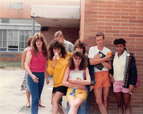 80s Friend Group Aesthetic, 80s Popular Girl, 1980s Aesthetic Retro, 1980s Housewife, 80s Teen Fashion, 1980s Makeup And Hair, 80s Life, 1980s Aesthetic, 80’s Aesthetic