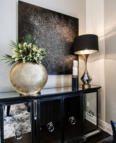 Black And Gold Accessories, Black Gold Decor, Black Living Room Decor, Luxury Living Room Design, Hall Decor, Dare To Be Different, Living Room Decor Apartment, Gold Decor, Gold Accessories