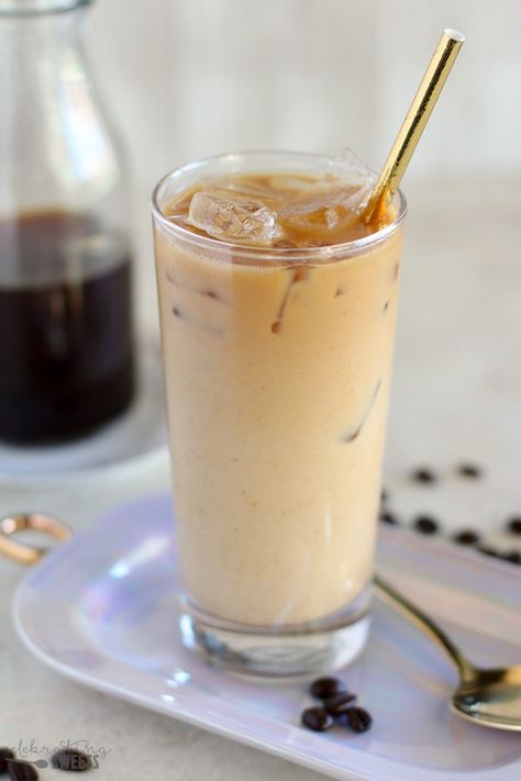 Vanilla Cold Brew Coffee - Easy homemade cold brew coffee infused with vanilla bean and served with vanilla creamer. Vanilla Cold Brew, Vanilla Iced Coffee Recipe, Homemade Cold Brew Coffee, Coffee Keto, Vanilla Iced Coffee, French Vanilla Creamer, Vanilla Coffee Creamer, Iced Coffee Protein Shake, Cold Brew Coffee Recipe