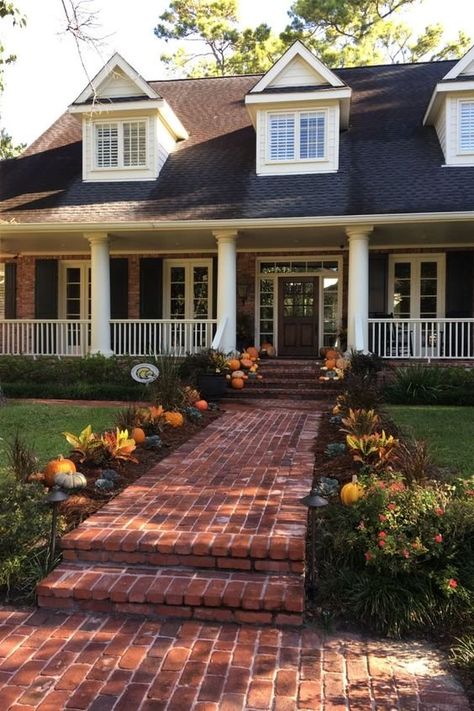 Pumpkins Front Yard, Simple Fall Landscape, Front Yard Landscaping Around Porch, Modern Fall House Exterior, Front Yard Autumn Decor, Autumn Landscaping Front Yard, Fall Exterior House, Front Yard Landscaping Fall, Landscaping Against Brick House