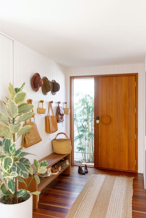 Photo 6 of 15 in An Australian Renovation Weaves Together Indoor Spaces With Lush Gardens for a Year-Round Oasis - Dwell Mid Century Modern Hallway Entryway, Australian Renovation, Casas Country, Aesthetic Interior Design, Studio Interior Design, 아파트 인테리어, Home Entrance Decor, Studio Interior, Rug Floor