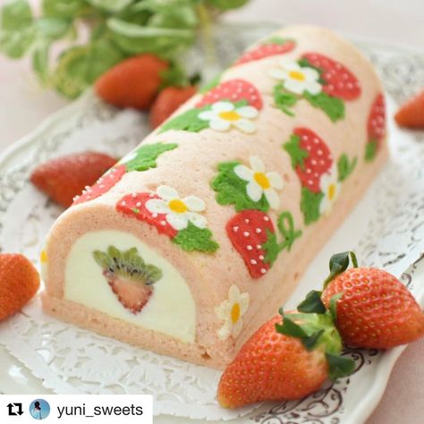 🍓🌼🍓🌼🍓 #Repost @yuni_sweets with @repostapp ・・・ Strawberry deco-roll cake🍓… Japanese Roll Cake, Swiss Roll Cakes, Strawberry Roll Cake, Kue Macaroon, Cake Roll Recipes, Pretty Dessert, Cute Baking, Roll Cake, Cake Roll