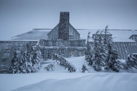 The shining Terrifying Images, Shining Hotel, The Overlook Hotel, Timberline Lodge, Dream Basement, Oregon Vacation, Overlook Hotel, Hotel Exterior, Maine Art