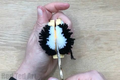 Penguin Ornaments Diy, Diy Penguin Ornament, Penguin Crafts For Kids, Penguin Diy, Christmas Pom Pom Crafts, Easy Pom Pom, Textiles Ideas, Yarns Ornaments, Pom Pom Animals