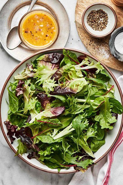 This Fresh Mixed Greens Side Salad is so easy to make but tastes anything but basic! Simply toss your favorite leafy mixed greens with a bright & punchy red wine vinaigrette – a palette-cleansing combo inspired by the classic French bistro salad. The result is a perfect light & fresh side salad for pasta, steak, salmon, & so much more! #mixedgreenssalad #mixedgreensrecipe #sidesalad #sidesaladrecipes #saladrecipes #sidedishes #bistrofood #easyhealthyrecipes French Green Salad, Side Salad For Pasta, Side Salad For Steak, Salad For Steak, French Bistro Salad, Mixed Greens Recipe, Basic Salad, Bistro Salad, Side Salad Recipes