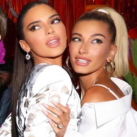 Kendall Jenner And Hailey Bieber, Kendall Jenner Hailey, Kendall Jenner Video, Luxury Lifestyle Girly, Summer Outfits Minimalist, Best Friend Photoshoot, Women's Casual Style, Fashion Dresses Casual, Kardashian Jenner