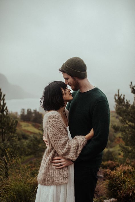 Cute Fall Engagement Outfits, Winter Nature Engagement Photos, Engagment Photo Winter Outfits, Fall River Engagement Pictures, E Shoot Ideas Engagement Photography, Fall Mini Sessions Couples, Winter Woods Engagement Photos, Winter Couples Outfits, Engagement Photos Pine Trees