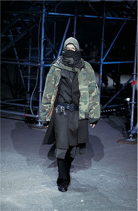 Raf Simons AW01 “Riot! Riot! Riot!” Runway Grey Black Belt Adjustable Size from 26 inches to 42 inches (66 cm to 106 cm) Raf Simons Archive, Raf Simmons, Tactical Fashion, Archive Fashion, Fashion Archive, Asap Rocky, Lil Uzi Vert, Miuccia Prada, Spring Fashion Trends