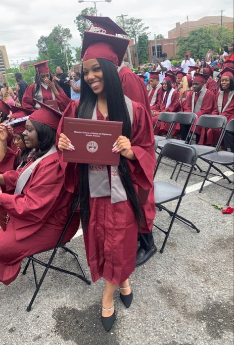 Maroon Cap And Gown Graduation Outfit, Red Cap And Gown Graduation, High School Graduation Pictures, Graduation Wallpaper, Cap And Gown Pictures, Graduation Look, Diy Graduation Cap, Graduation Photography Poses, Grad Ideas