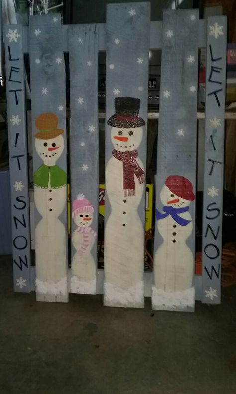 A pallet project that can be displayed all winter. Diy Pallet Projects Christmas, Winter Pallet Projects, Winter Pallet Ideas, Christmas Pallet Ideas Outdoor, Snowman Pallet Ideas, Painted Pallets For Outside, Qtip Art, Pallet Walkway, Christmas Pallet Signs