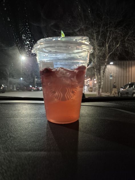 New go to Starbucks drink; a strawberry açaì refresher with lemonade. Delicious 😋