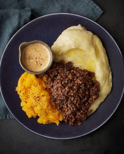 Burns Night Dinner, Vegetarian Haggis Recipe, Haggis Recipes, Scottish Meals, Scottish Bar, Neeps Tatties, Burns Night Menu, Scottish Dinner, Cullen Skink Recipe