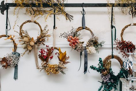 Christmas Wreath Display Ideas, Wreath Market Display, Dried Flower Display Wall, Christmas Wreath Display, Dried Flower Business Ideas, Dried Flowers Christmas Decor, Dried Flower Shop Display, Dried Flower Christmas Ornaments, Christmas Dried Flowers