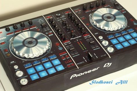 DJ Controller Cake by Alll Dj Birthday Cakes For Men, Controller Cake, Happy Birthday Games, Dj Cake, Turntable Cake, Music Themed Cakes, Best Kids Costumes, Rocket Cake, Dj Turntable