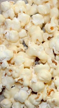 Snowstorm Popcorn, Banana Pudding Popcorn, Praline Popcorn, Gourmet Popcorn Recipes, Popcorn Recipes Easy, Popcorn Flavors, Homemade Vanilla Pudding, White Chocolate Popcorn, Crunchy Snacks