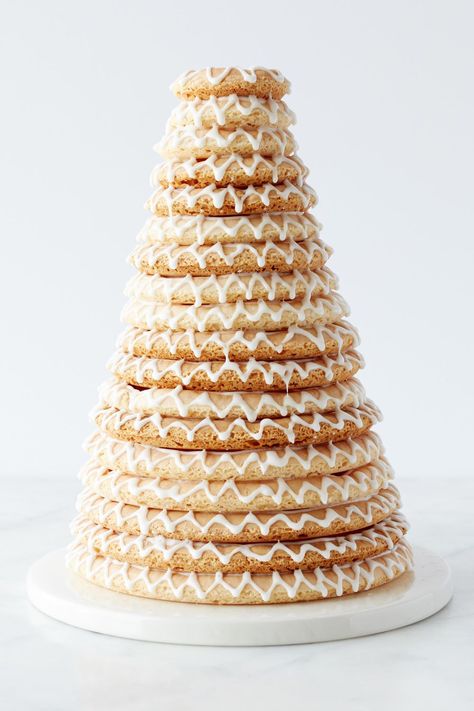 The story behind this towering traditional Scandinavian cake that's often served at Christmas. Plus expert tips for making kransekake. Kransekake Recipe, Scandinavian Desserts, Wedding Cake Images, Summer Wedding Cakes, Party Spread, Norwegian Food, Scandinavian Food, British Baking, Gluten Free Cake