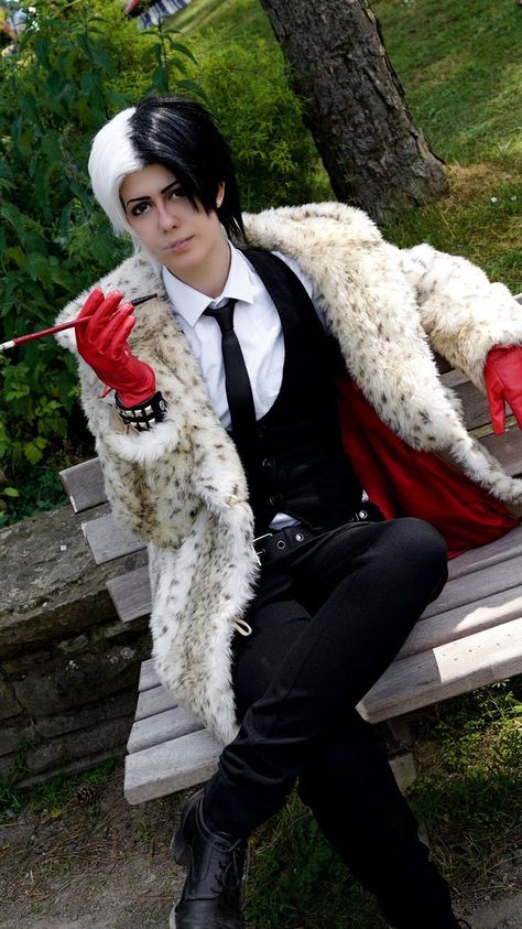 Male Cruella, Disney Costumes For Men, Genderbent Cosplay, Disney Genderbend, Gay Halloween Costumes, Diy Costumes Men, Disney Villain Costumes, Halloween Hombre, Black Color Hairstyles