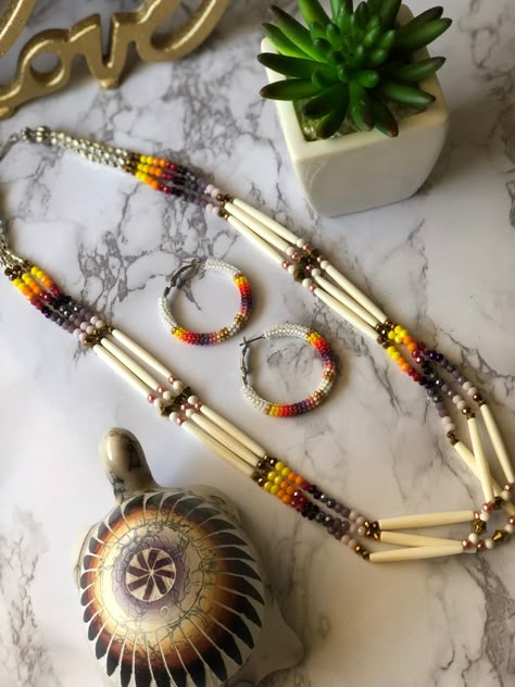 Native American Jewelry Diy, Bone Bead Necklace, Simple Beaded Necklaces, Bead Tips, Bead Hair Accessories, Native Beading Patterns, Beadwork Tutorial, Beaded Necklace Designs, Beadwork Necklace