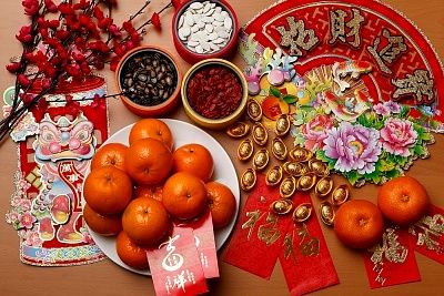 SQ Online / Happy Lunar/Chinese New Year: Lucky Foods Edition New Years Tradition Food, Chinese New Year Facts, Chinese New Year Eve, Chinese New Year Traditions, New Years Eve Traditions, Lucky Food, Chinese New Year Crafts For Kids, Chinese New Year Food, Chinese New Year Party